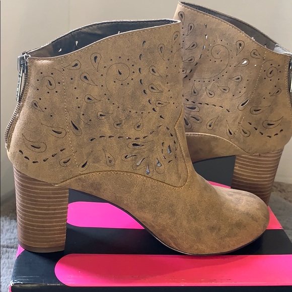 Michael Antonio Wheat color boots size 9 - Picture 10 of 10